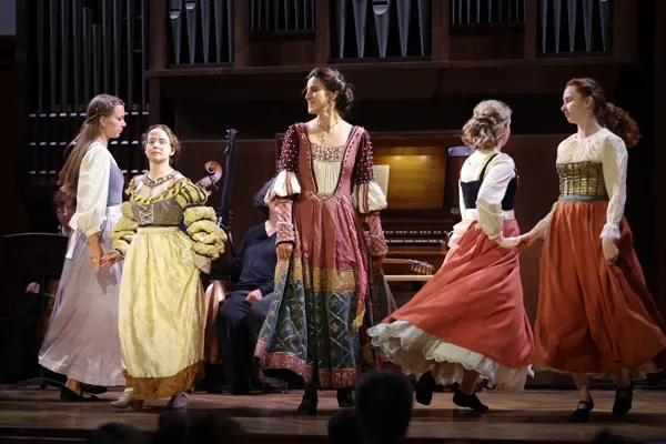 На сцене Малого зала хореографический ансамбль «Time of dance» (руководитель — Наталья Кайдановская)
