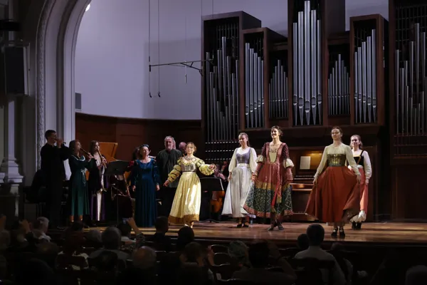 На сцене Малого зала хореографический ансамбль «Time of dance» (руководитель — Наталья Кайдановская)