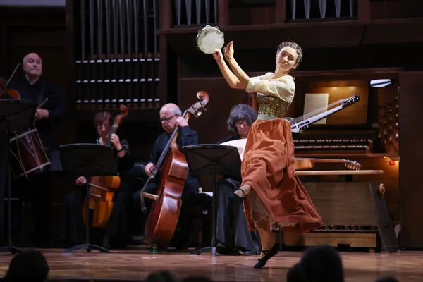 На сцене Малого зала хореографический ансамбль «Time of dance» (руководитель — Наталья Кайдановская)