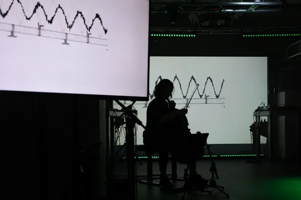 Йоханнес Крайдлер "The Wires" для виолончели, электроники и видео. Исполняет Юлия Мигунова — виолончель