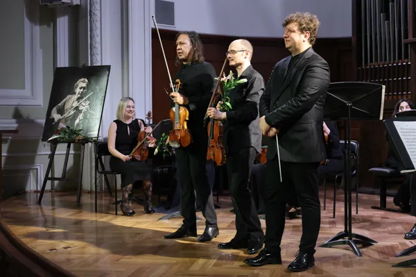 Святослав Мороз, скрипка; Сергей Белозерцев, скрипка; Камерный оркестр «Art incognito», художественный руководитель и главный дирижёр Пётр Гладыш. Открытие Фестиваля «Посвящение Олегу Кагану» Малый зал