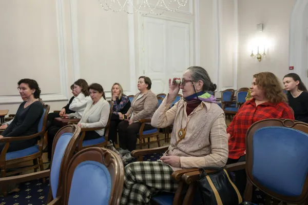 19 февраля 2025 г. в Конференц-зале консерватории состоялся мастер-класс концертмейстера группы арф Мариинского театра Софьи Кипрской