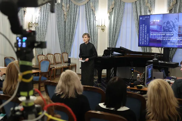 Встречу ведёт Елена Тарасова