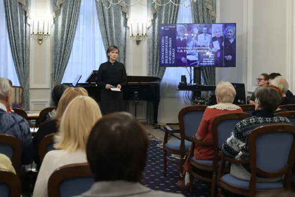 Ретроспективу ведёт Елена Тарасова