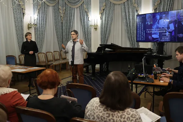 В заключение вечера выступает Иван Старостин (Студия Ивана Старостина)
