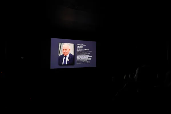 На экране документальный видеопроект «Возвращение Дома». КАРО «Октябрь»