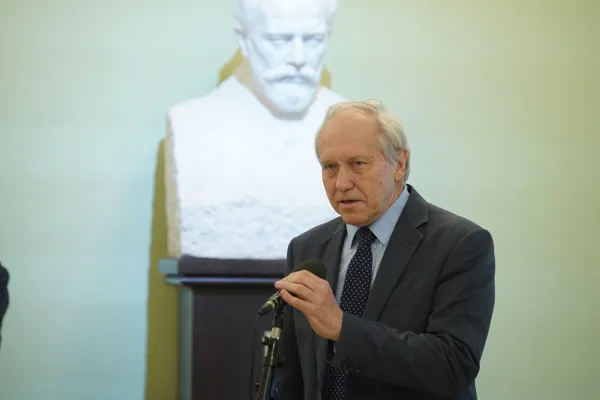 На выставке к 100-летию Рафаэля Рубеновича Давидяна. Выступление проректора по научной и воспитательной работе К. В. Зенкина
