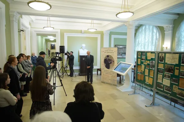 На выставке к 100-летию Рафаэля Рубеновича Давидяна. Выступление проректора по научной и воспитательной работе К. В. Зенкина