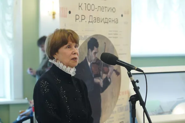На выставке к 100-летию Рафаэля Рубеновича Давидяна. Выступление профессора кафедры истории русской музыки И. Степановой.