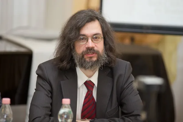 Кандидат искусствоведения, доцент кафедры истории зарубежной музыки Московской консерватории Роман Александрович Насонов выступает с докладом «b' a' c'' h' и семейство Бахов».