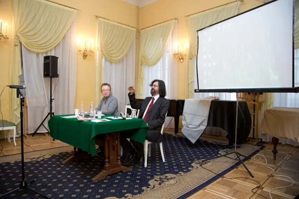 Кандидат искусствоведения, доцент кафедры истории зарубежной музыки Московской консерватории Роман Александрович Насонов выступает с докладом «b' a' c'' h' и семейство Бахов». 