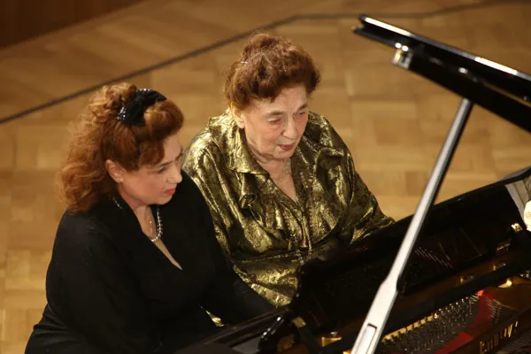 Елена Бородинская и Нина Куликова исполняют сонату Моцарта в 4 руки