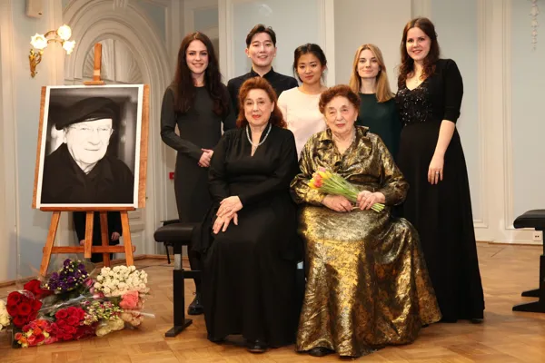 Елена Бородовская, Нина Куликова, Марта Глазкова и другие студенты класса профессора Куликова