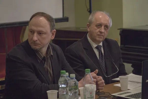 Олег Викторович Марченко, доктор философских наук, профессор, заведующий кафедрой гуманитарных наук Московской государственной консерватории, Анджей Дудек, доктор филологических наук, заместитель декана факультета международных и политических исследований, Ягеллонский университет, Краков, Польша