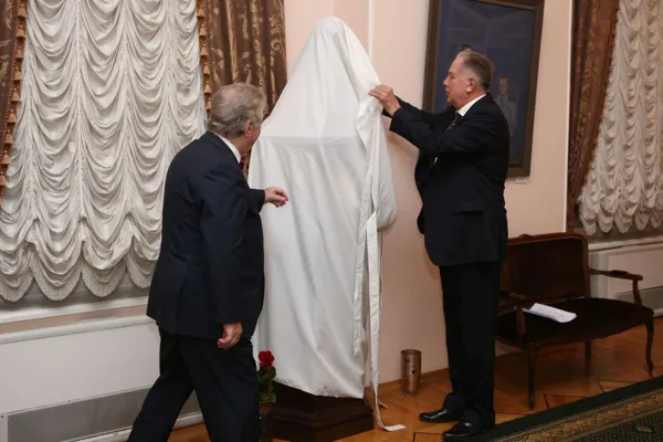 На торжественной церемонии передачи в дар бюста Льва Оборина.