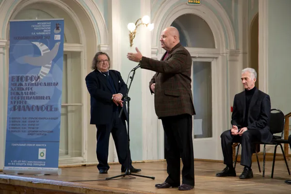 Выступает член жюри конкурса, Народный артист России, декан вокального факультета Московской консерватории, профессор Петр Ильич Скусниченко.