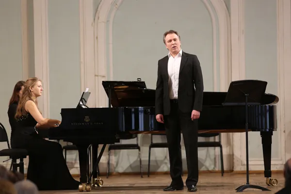 Выступают лауреаты II премии конкурса «Piano & Voice» (2012) Максим Перебейнос (баритон) и Ольга Грибовская (фортепиано).