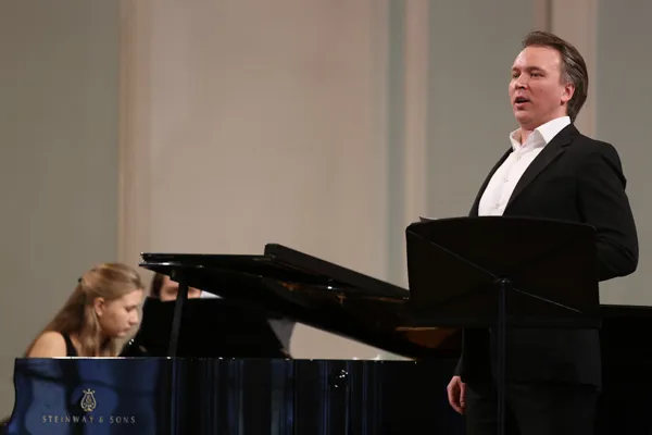 Выступают лауреаты II премии конкурса «Piano & Voice» (2012) Максим Перебейнос (баритон) и Ольга Грибовская (фортепиано).