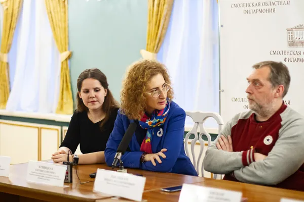 Выступает продюсер концерта «дорогами Высоцкого», профессор Московской консерватории Евгения Кривицкая