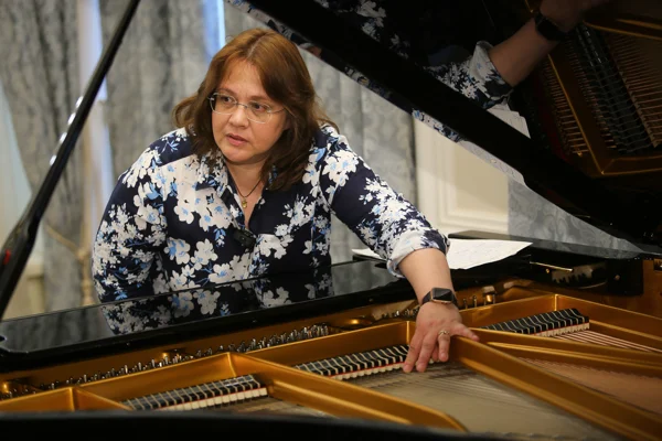 Mona Khaba. “Extended Performing Techniques for Piano”
