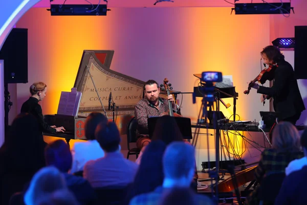 <i>Electro|baroque</i>. Old music in the prism of live electronics