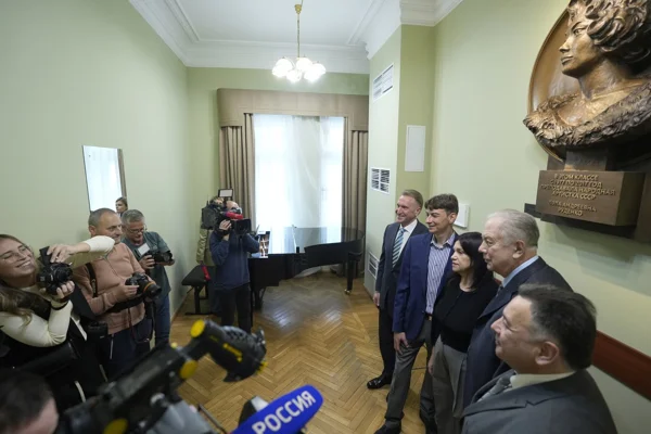 Барельеф оперной певицы Бэлы Руденко открыли в Московской консерватории